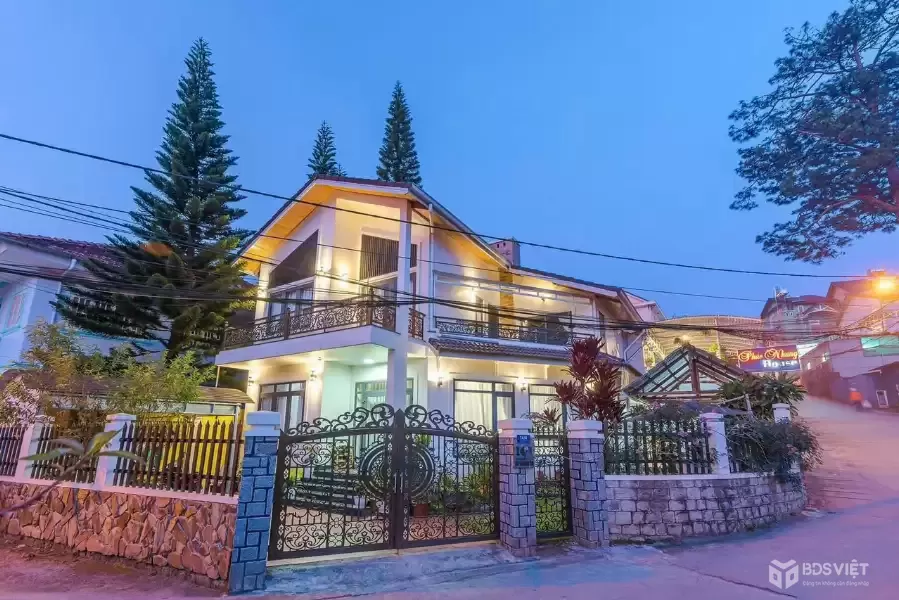 BÁN VILLA SÂN VƯỜN 8 PHÒNG-GẦN HÃNG HYUNDAI ĐÀ LẠT ĐÀ LẠT-HẺM ĐƯỜNG 3 THÁNG 4 PHƯỜNG 3 TP ĐÀ LẠT