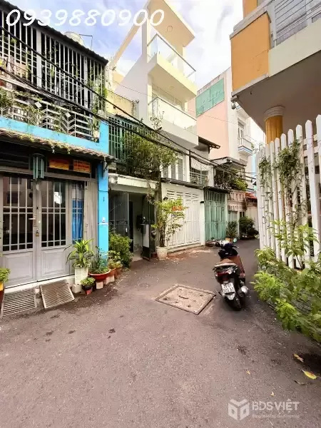 Oto ngủ trước cửa, hẻm 1 trục thông Hoàng Hoa Thám -> Nơ Trang Long.
