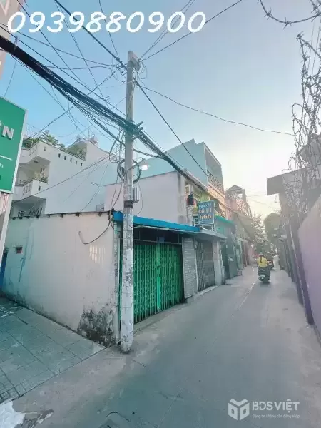 HXH sát Hoàng Hoa Thám, Bình Thạnh. Nhà cũ tiện xây mới.
