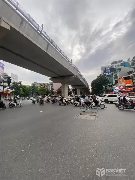 BÁN NHÀ MẶT PHỐ NGÃ BA TRUNG TÂM ĐỐNG ĐA – ĐANG CHO SIÊU THỊ THUÊ – DÒNG TIỀN ỔN ĐỊNH