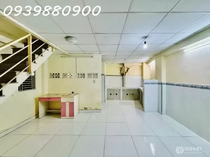 Ngay ngã tư Huỳnh Văn Bánh, nhà 3 tầng - 52m2 - 6,4Tỷ TL.