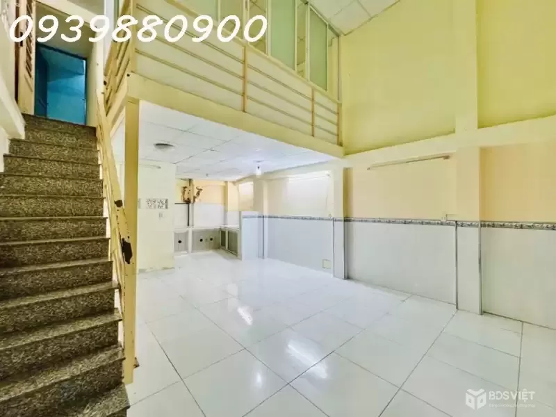 Ngay ngã tư Huỳnh Văn Bánh, nhà 3 tầng - 52m2 - 6,4Tỷ TL.
