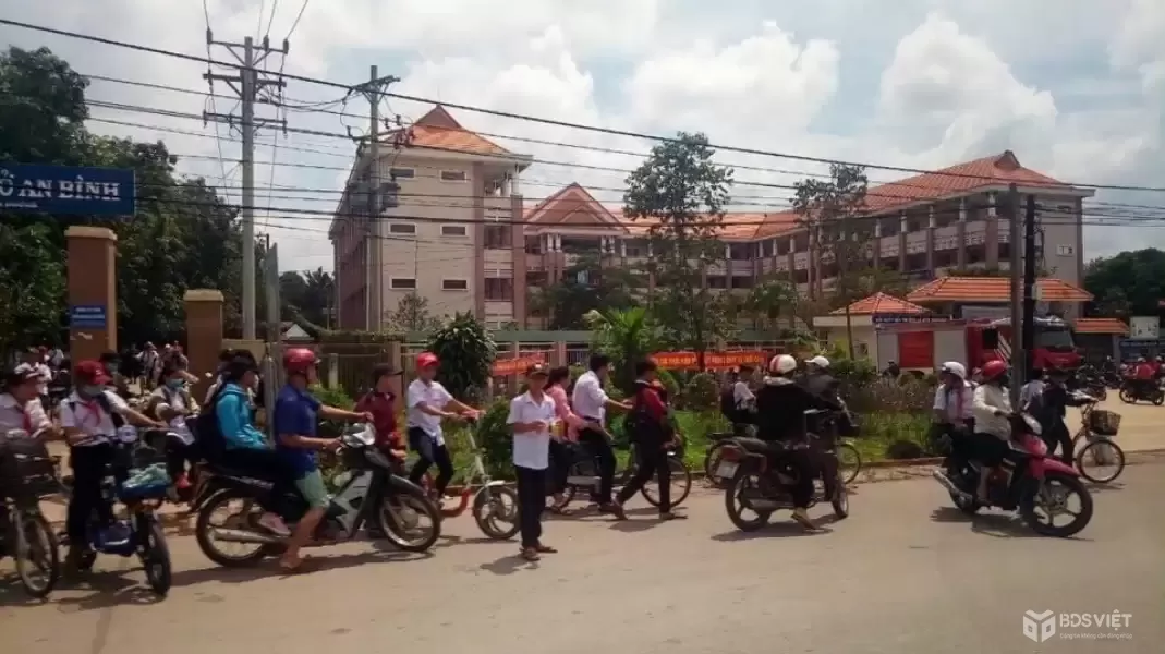 BÁN GẤP 1.250M2 SÁT BÊN CHỢ, TRƯỜNG HỌC ĐƯỜNG THÔNG VÀO KCN ĐÔNG DÂN. GIÁ 190TR