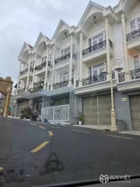 CẦN BÁN GÂP NHÀ KHU NGHỈ DƯỠNG GOLDEN Hills Phường 4 Đà Lạt