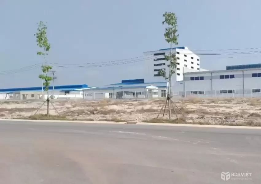 CẦN TIỀN BÁN NHANH 1024M2 ĐẤT NGAY TRUNG TÂM SÁT CHỢ, TRƯỜNG HỌC DÂN ĐÔNG. GIÁ 160TR