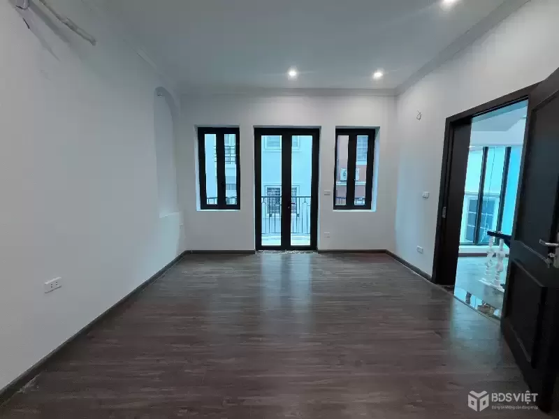 Bán gấp biệt thự 81m2 x 3 Tầng - MT 7.6m - Ô tô 7 chỗ - Cách phố 20m - Chỉ hơn 12 tỷ