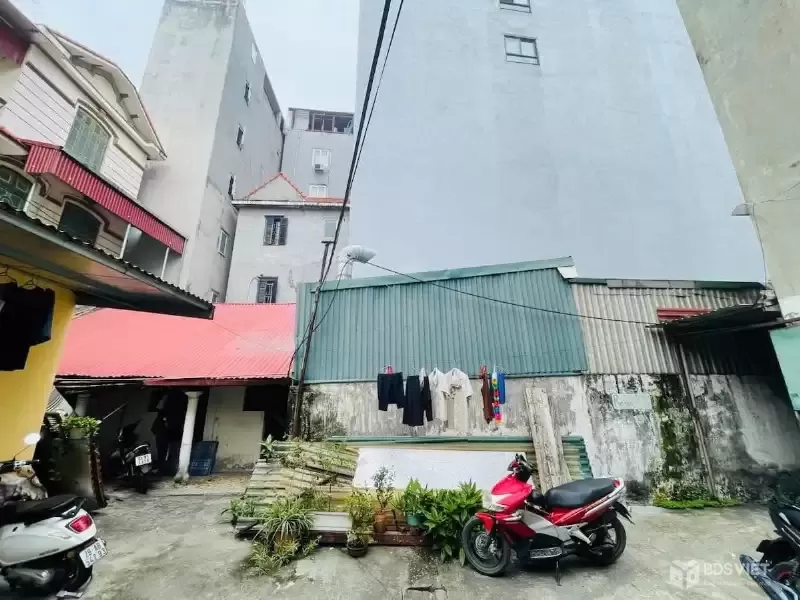 Mặt phố Dịch Vọng, 500m2, hiện trạng cấp 4 - Mặt tiền 8m - Giá chào 200 tỷ