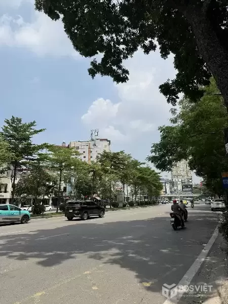 Mặt phố Đường Láng 120m² 5 tầng thang máy mặt tiền 5.1m giá 70 tỷ đường lớn VH đá bóng