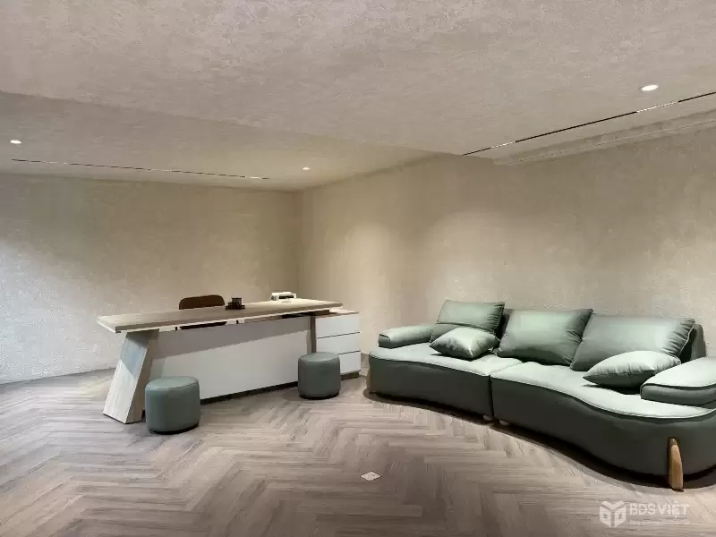 Mặt phố Đường Láng 120m² 5 tầng thang máy mặt tiền 5.1m giá 70 tỷ đường lớn VH đá bóng