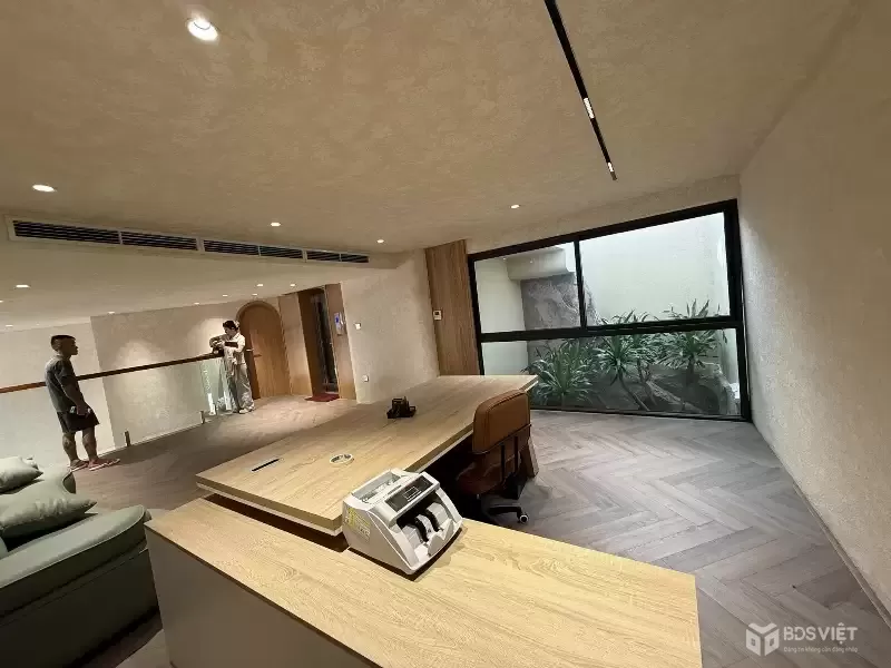 Mặt phố Đường Láng 120m² 5 tầng thang máy mặt tiền 5.1m giá 70 tỷ đường lớn VH đá bóng