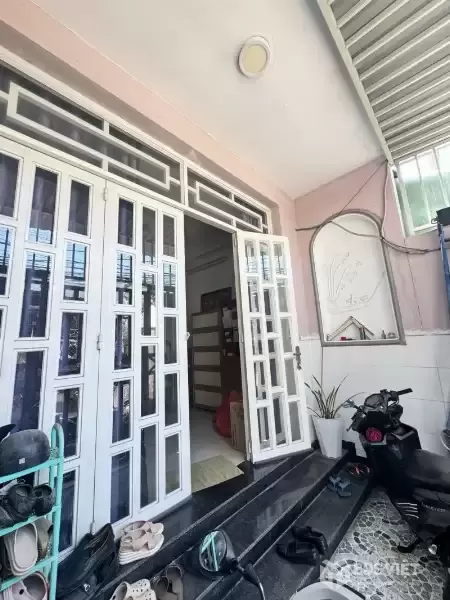 BÁN NHÀ MẶT TIỀN GẦN CHỢ HIỆP BÌNH CHÁNH, THỦ ĐỨC - 2 TẦNG ĐÚC - DT 60M 2PN - SỔ HOÀN CÔNG - Chỉ 5.8 tỷ.
