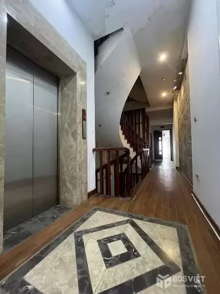 Mặt phố Vũ Thạnh 140m² MT 4.1m 7 tầng thang máy giá 42.5 tỷ dòng tiền 110tr/tháng
