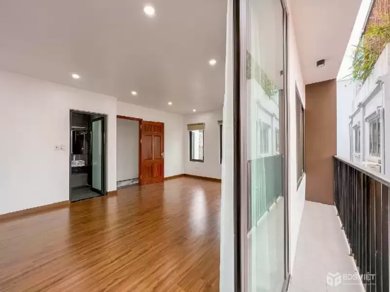 Nhà mới Lạc Long Quân - ngõ thông - thang máy - 5 tầng giá nhỉnh 12 tỷ.