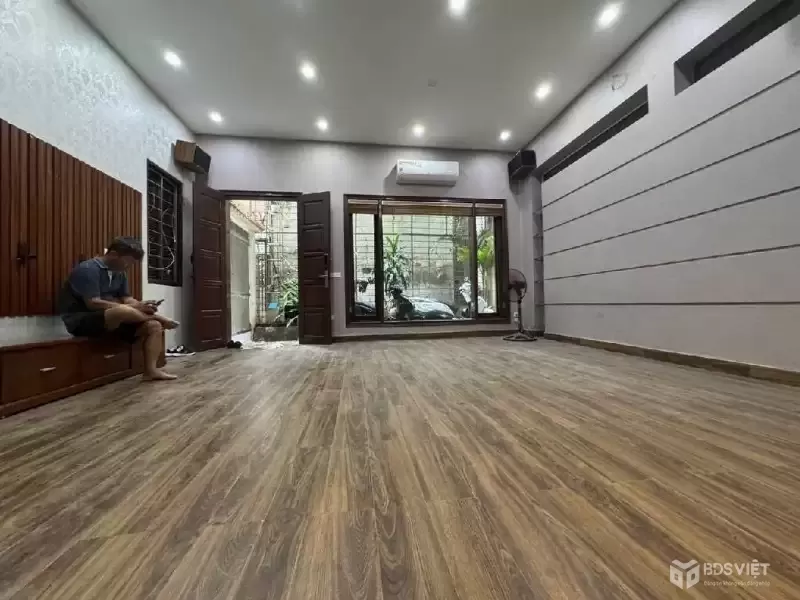 Nhà mới Lạc Long Quân - ngõ thông - thang máy - 5 tầng giá nhỉnh 12 tỷ.