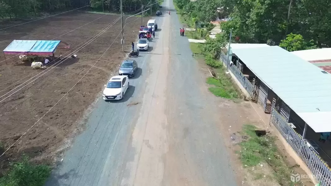 GIA ĐÌNH TÔI CẦN BÁN LÔ ĐẤT RUỘNG CÁCH CHỢ ĐÚNG 300M