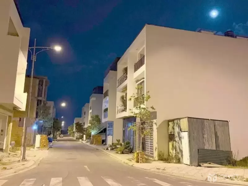 Rẻ nhất các khu đô thị Nha Trang.  - Nhà 3 tầng mặt tiền đường nhựa 13m, mới tinh, về ở ngay. 