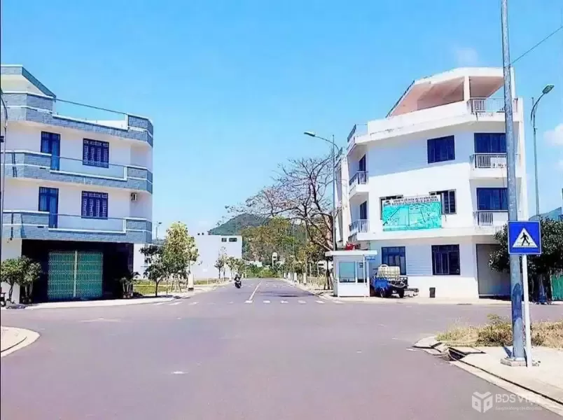 Rẻ nhất các khu đô thị Nha Trang.  - Nhà 3 tầng mặt tiền đường nhựa 13m, mới tinh, về ở ngay. 