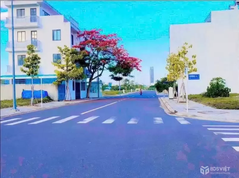 Rẻ nhất các khu đô thị Nha Trang.  - Nhà 3 tầng mặt tiền đường nhựa 13m, mới tinh, về ở ngay. 