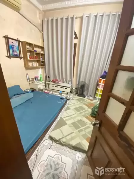 Bán Nhà Đê La Thành nhỏ 31m2. 4 tầng. mặt tiền 3.2m. giá 7.5 Tỷ Đống Đa Hà Nội