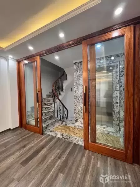 THỤY KHUÊ 37M x7 TẦNG THANG MÁY 18 TỶ NGÕ THÔNG RA HỒ,10M RA PHỐ ,XE 16 CHỖ ĐỖ CỬA