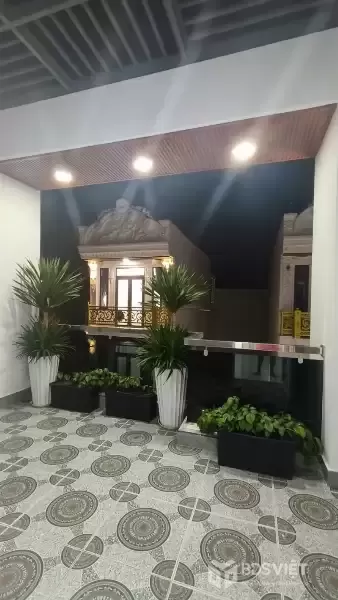 Nhỉnh 9Đồng 5Tầng Sang Trọng Hiện Đại Cao Cấp Thang Máy Ngay Chợ Ở& KD