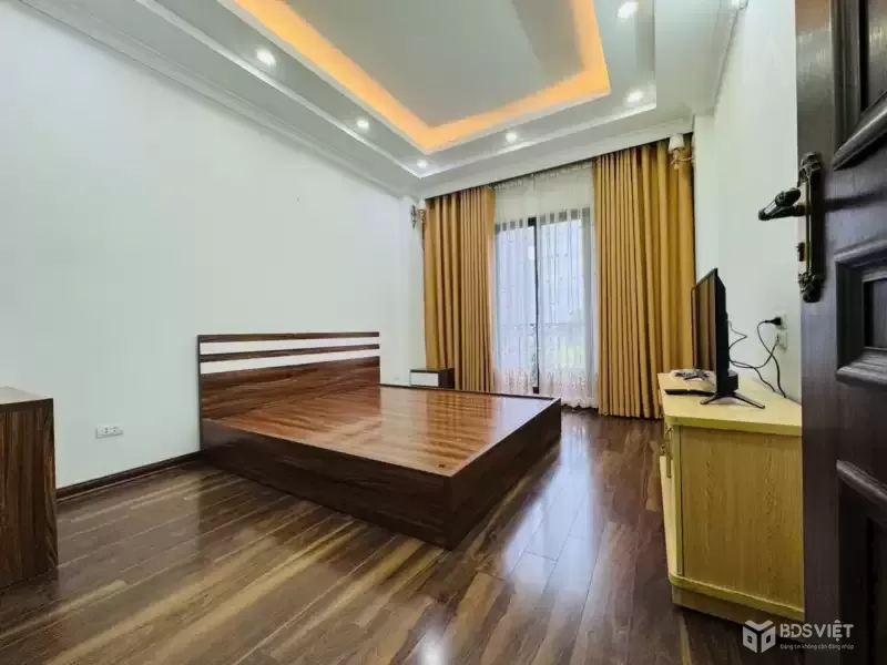 BÁN NHÀ GIANG BIÊN VỈA HÈ Ô TÔ TRÁNH