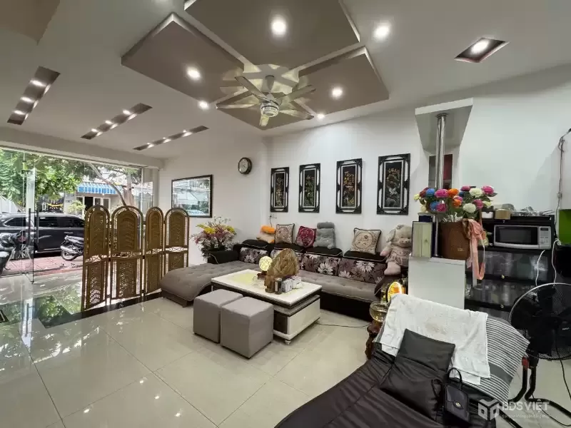 cần bán nhà mặt tiền đương B5 Khu Đô Thị Vĩnh Điềm Trung , diện tich 102 m2 Ngang 6m giá 8,9 tỷ .
