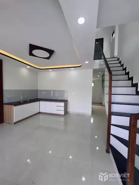 Diên lạc bán nhà mới xây hai tầng