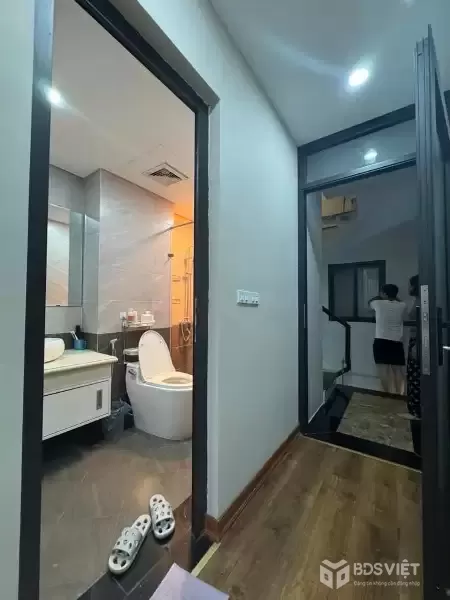 BÁN NHÀ CẦU GIẤY - PHÂN LÔ Ô TÔ TRÁNH ĐỖ TRƯỚC CỬA - NHÀ MỚI ĐẸP DÂN XÂY -  2 THOÁNG - TẶNG FULL NỘI THẤT  