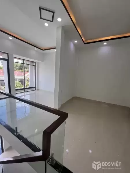 •Diên lạc bán nhà mới xây hai tầng