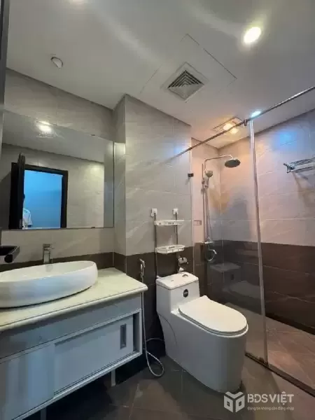 PHÙNG CHÍ KIÊN 30M x5 TẦNG 8,8 TỶ-PHÂN LÔ,Ô TÔ TRÁNH NHÀ DÂN XÂY,2 THOÁNG,FULL NỘI THẤT
