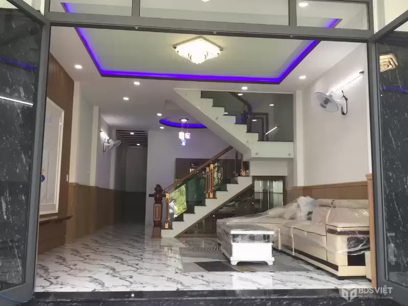 ???? BÁN NHÀ 3 TẦNG MỚI – HẺM GÒ CÂY SUNG, GIÁP KĐT VĨNH ĐIỀM TRUNG • Diện tích: 116m² (ngang 5m) – Hướng Đông Nam • Đường: 3m, ô tô vào tận nơi • Kết cấu: 1 trệt 2 lầu, gồm 4PN, 4WC, phòng khách, bếp, phòng thờ, sân ô tô, sân thượng rộng rãi  ✨ Nhà 