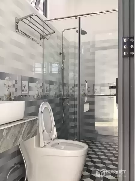 ???? BÁN NHÀ 3 TẦNG MỚI – HẺM GÒ CÂY SUNG, GIÁP KĐT VĨNH ĐIỀM TRUNG • Diện tích: 116m² (ngang 5m) – Hướng Đông Nam • Đường: 3m, ô tô vào tận nơi • Kết cấu: 1 trệt 2 lầu, gồm 4PN, 4WC, phòng khách, bếp, phòng thờ, sân ô tô, sân thượng rộng rãi  ✨ Nhà 