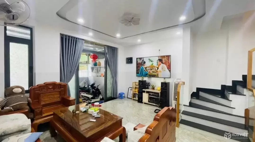 Bán Nhà 2 tầng mới hẻm Hương Lộ Ngọc Hiệp , Diện tích: 75m2 thực tế:85,3 m2
3 Phòng Ngủ ; 2WC ; phòng khách rộng rãi ( có p.Ngủ tầng trệt )