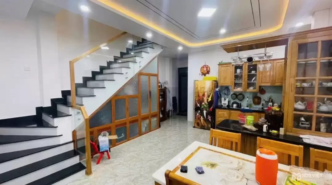 Bán Nhà 2 tầng mới hẻm Hương Lộ Ngọc Hiệp , Diện tích: 75m2 thực tế:85,3 m2
3 Phòng Ngủ ; 2WC ; phòng khách rộng rãi ( có p.Ngủ tầng trệt )
