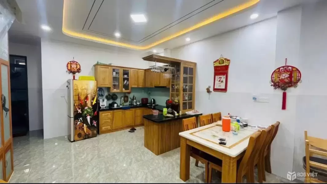 Bán Nhà 2 tầng mới hẻm Hương Lộ Ngọc Hiệp , Diện tích: 75m2 thực tế:85,3 m2
3 Phòng Ngủ ; 2WC ; phòng khách rộng rãi ( có p.Ngủ tầng trệt )