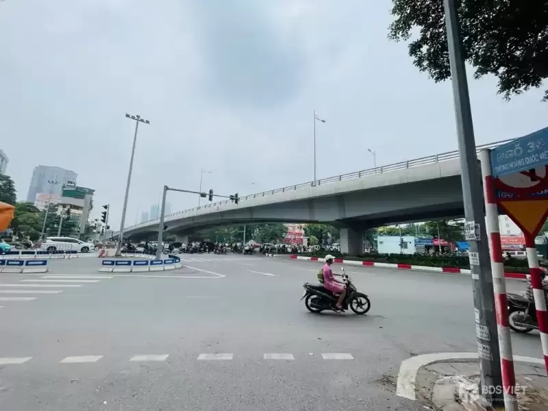 Bán nhà lô góc Hoàng Quốc Việt, 1 mặt phố, 1 mặt ngõ, kinh doanh đỉnh