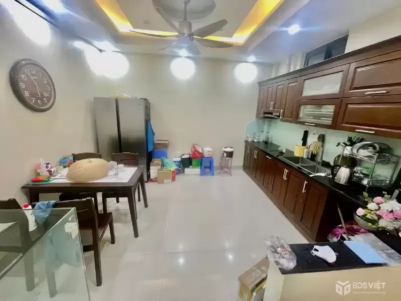 Bán Nhà Đê La Thành Nhỏ 37m2. 6 tầng. mặt tiền 4.2m. giá 10.5 tỷ Đống Đa Hà Nội