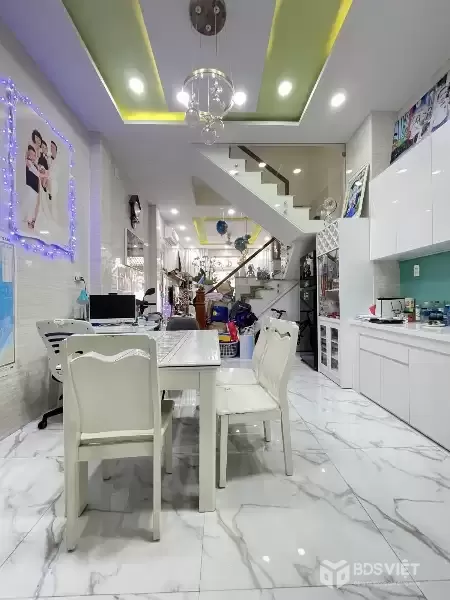 Nhà bán ngay Lạc Long Quân, Diện tích 4 x 15, 4 tầng, 3 phòng mới ở ngay, Giá chỉ nhỉnh 7 tỷ