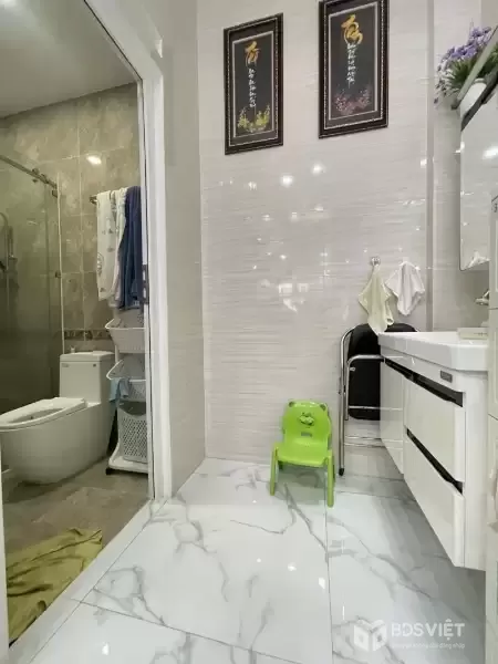 Nhà bán ngay Lạc Long Quân, Diện tích 4 x 15, 4 tầng, 3 phòng mới ở ngay, Giá chỉ nhỉnh 7 tỷ