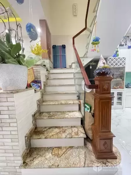 Nhà bán ngay Lạc Long Quân, Diện tích 4 x 15, 4 tầng, 3 phòng mới ở ngay, Giá chỉ nhỉnh 7 tỷ