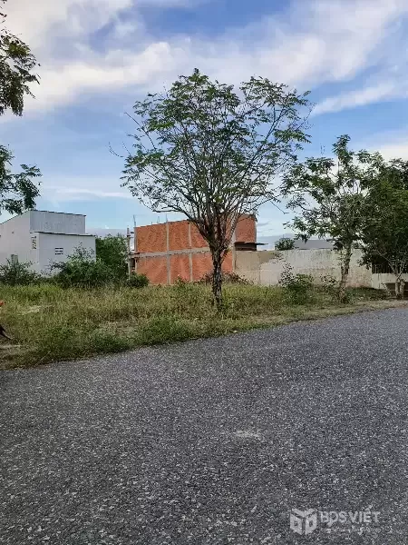 BÁN ĐẤT ĐƯỜNG 13M KHU TĐC ĐẤT LÀNH - VĨNH THÁI - DT: 72m2 ngang 4,5m lô sạch k hố ga dây điện - Hướng : Đông Nam