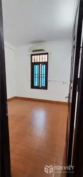 Nhà mặt phố Hoàng Quốc Việt 48m2, 7 tầng, mặt tiền 4.8m, vỉa hè rộng