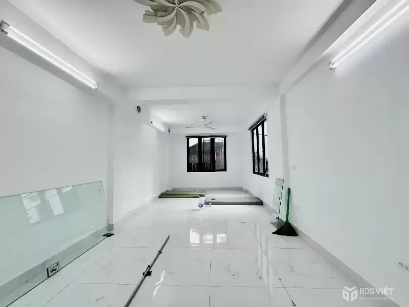 Nhà mặt phố Hoàng Quốc Việt 47m2, 7 tầng thang máy, kinh doanh sầm uất