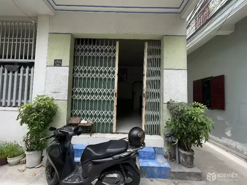 nhà 1 trệt , 1 lầu góc 2 mặt tiền gân chợ , trường , bệnh viện . cách biển 1km . diện tích 28 m2 giá 2 tỷ 100