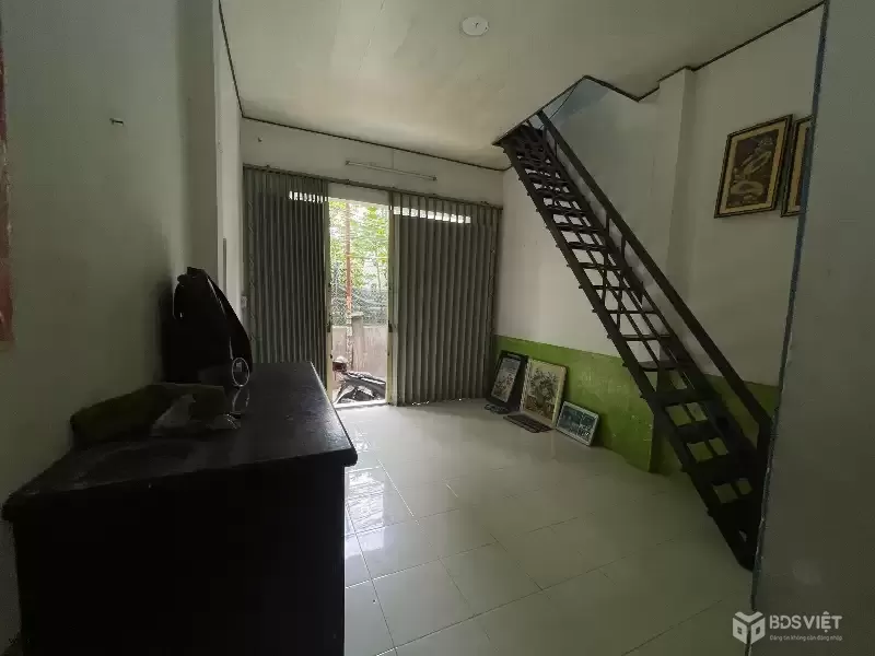 nhà 1 trệt , 1 lầu góc 2 mặt tiền gân chợ , trường , bệnh viện . cách biển 1km . diện tích 28 m2 giá 2 tỷ 100