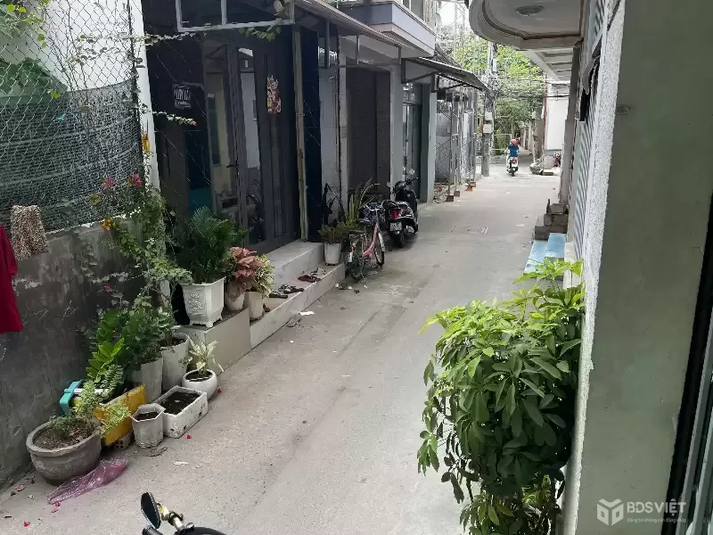 nhà 1 trệt , 1 lầu góc 2 mặt tiền gân chợ , trường , bệnh viện . cách biển 1km . diện tích 28 m2 giá 2 tỷ 100