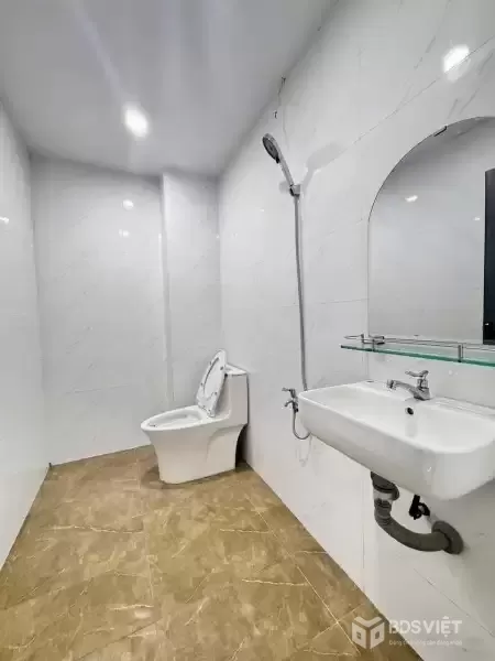 HẠ 200 TRIỆU BÁN NHÀ HẺM LÊ HỒNG PHONG – PHƯỜNG PHƯỚC HẢI (NHA TRANG)  ???? Diện tích: 94,6m² – sổ hồng hoàn công ???? Đường ô tô vào tận nơi ???? Kết cấu: 3 phòng ngủ, 2 WC, phòng khách, bếp rộng, ban công thoáng mát ???? Có sân để ô tô tiện lợi  ??