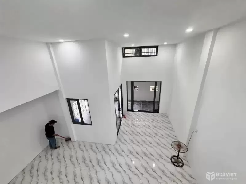 HẠ 200 TRIỆU BÁN NHÀ HẺM LÊ HỒNG PHONG – PHƯỜNG PHƯỚC HẢI (NHA TRANG)  ???? Diện tích: 94,6m² – sổ hồng hoàn công ???? Đường ô tô vào tận nơi ???? Kết cấu: 3 phòng ngủ, 2 WC, phòng khách, bếp rộng, ban công thoáng mát ???? Có sân để ô tô tiện lợi  ??