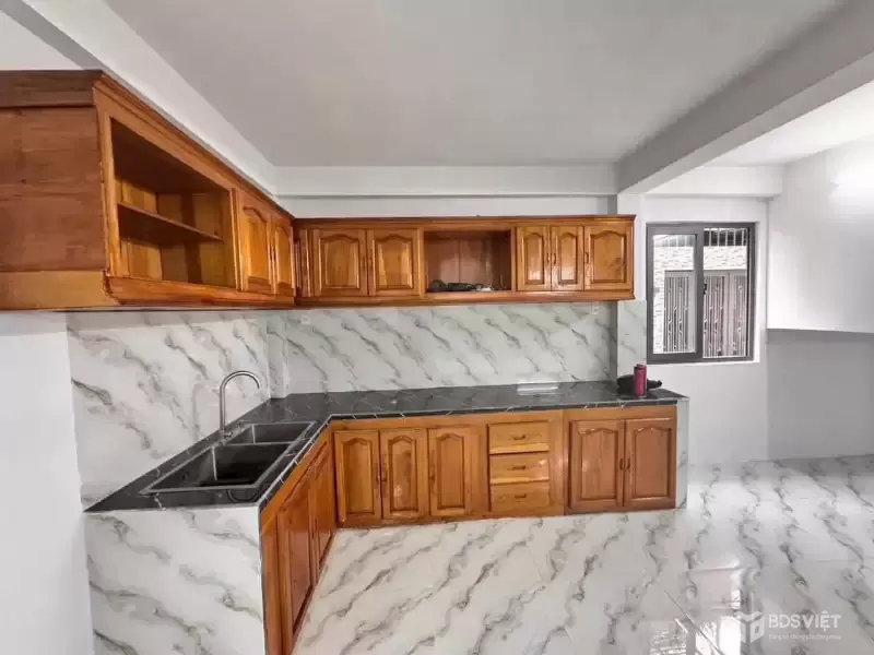 HẠ 200 TRIỆU BÁN NHÀ HẺM LÊ HỒNG PHONG – PHƯỜNG PHƯỚC HẢI (NHA TRANG)  ???? Diện tích: 94,6m² – sổ hồng hoàn công ???? Đường ô tô vào tận nơi ???? Kết cấu: 3 phòng ngủ, 2 WC, phòng khách, bếp rộng, ban công thoáng mát ???? Có sân để ô tô tiện lợi  ??